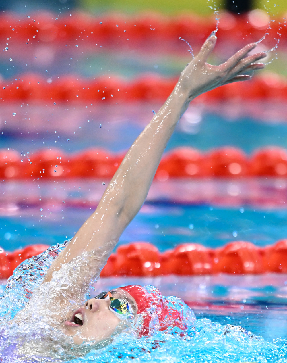 游泳选手百米争夺，中国游泳队波澜壮阔的简单介绍
