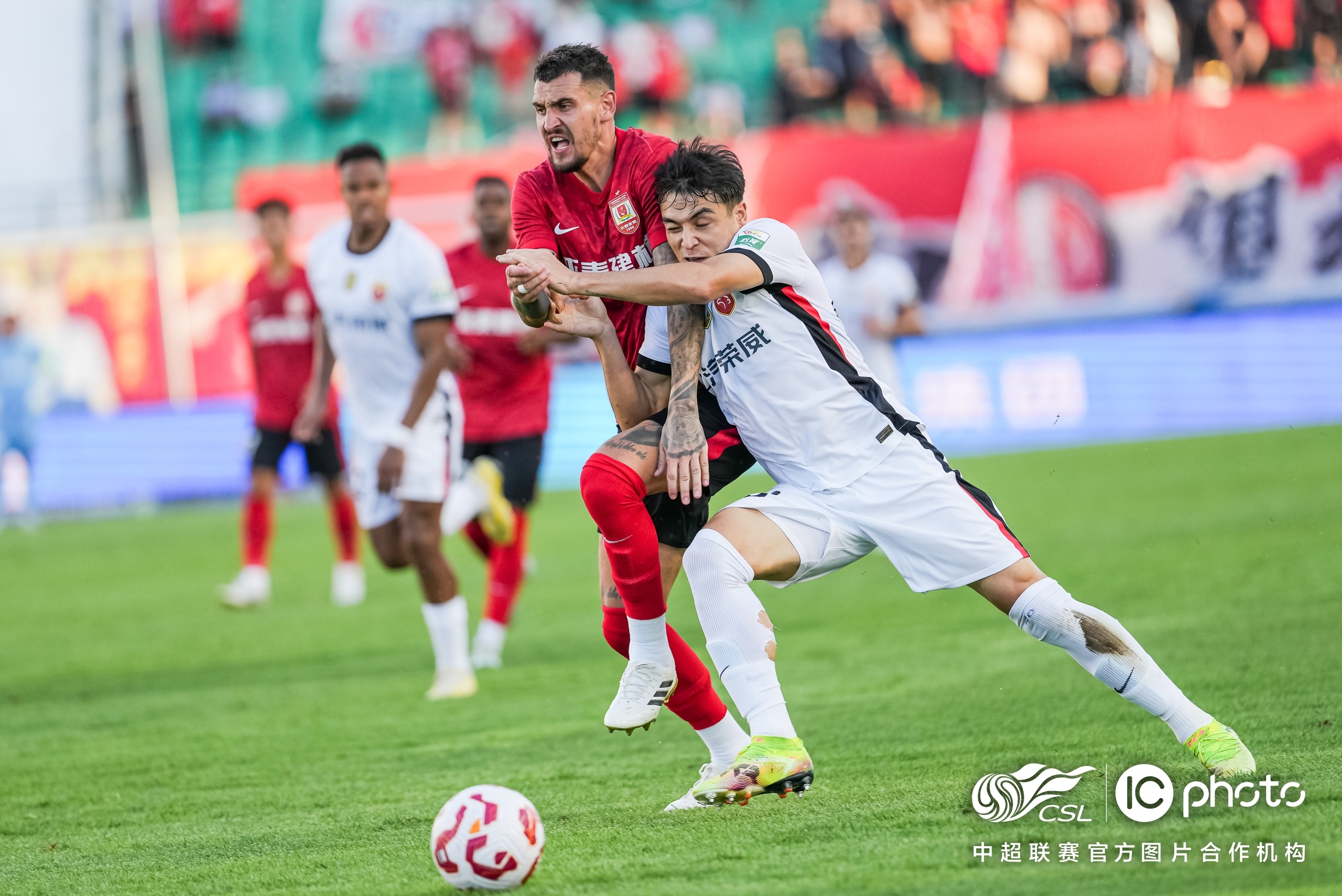 中超赛场争夺激烈，胜者创造历史