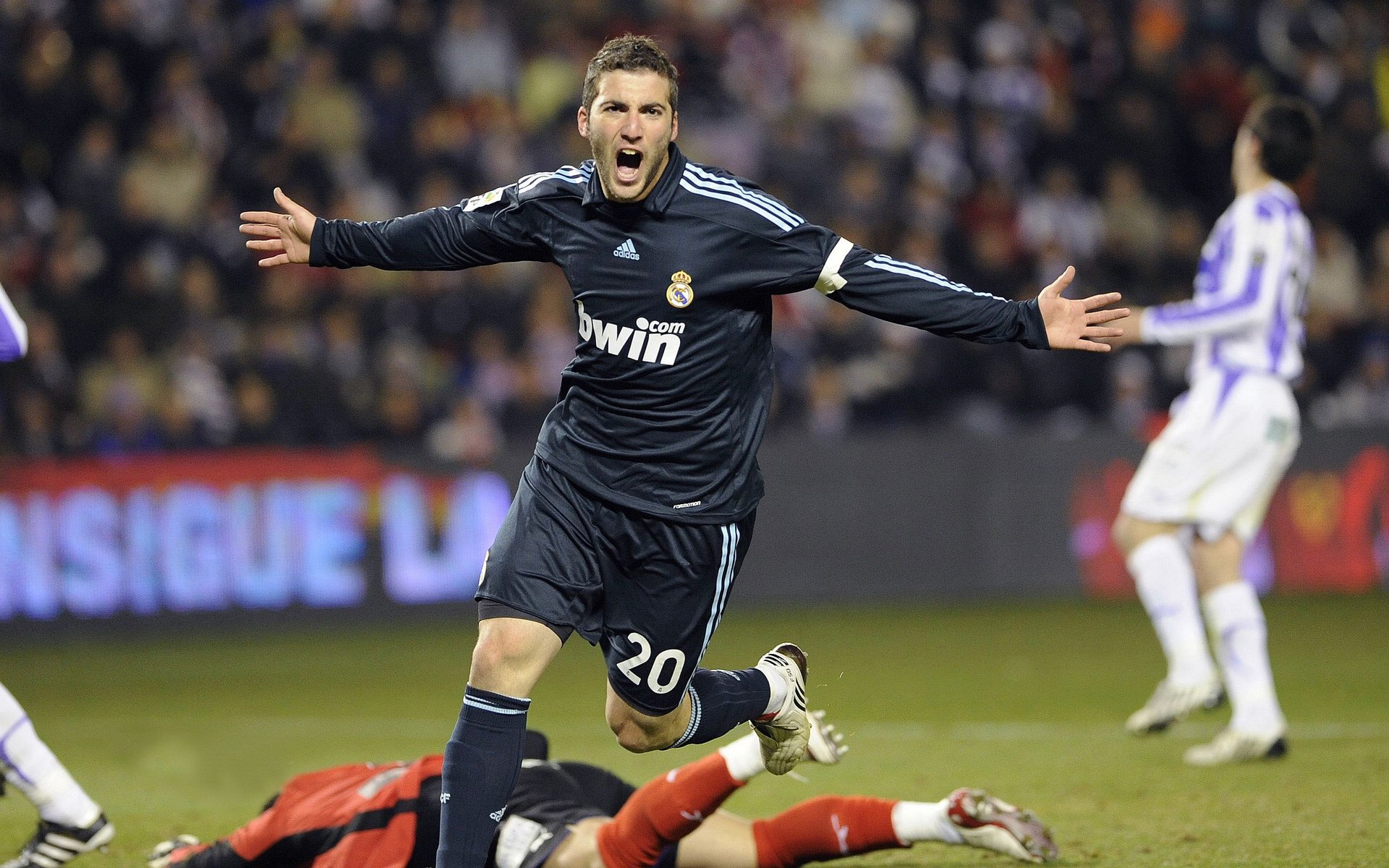 瑞士铁壁前的独舞，孔德以个人能力重绘阿森纳战术版图